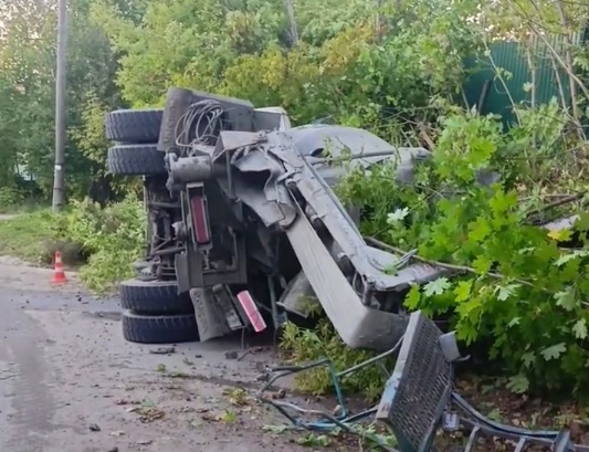 Бетономешалка вылетела на обочину и перевернулась в Нижегородской области - фото 1