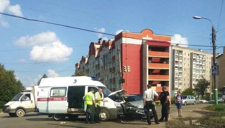 Четыре человека получили ранения в столкновении иномарки и скорой помощи в Арзамасе - фото 1