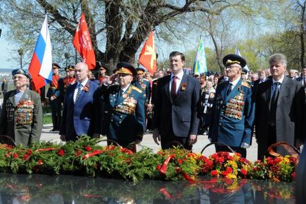 Глеб Никитин возложил цветы к Вечному огню в День Победы