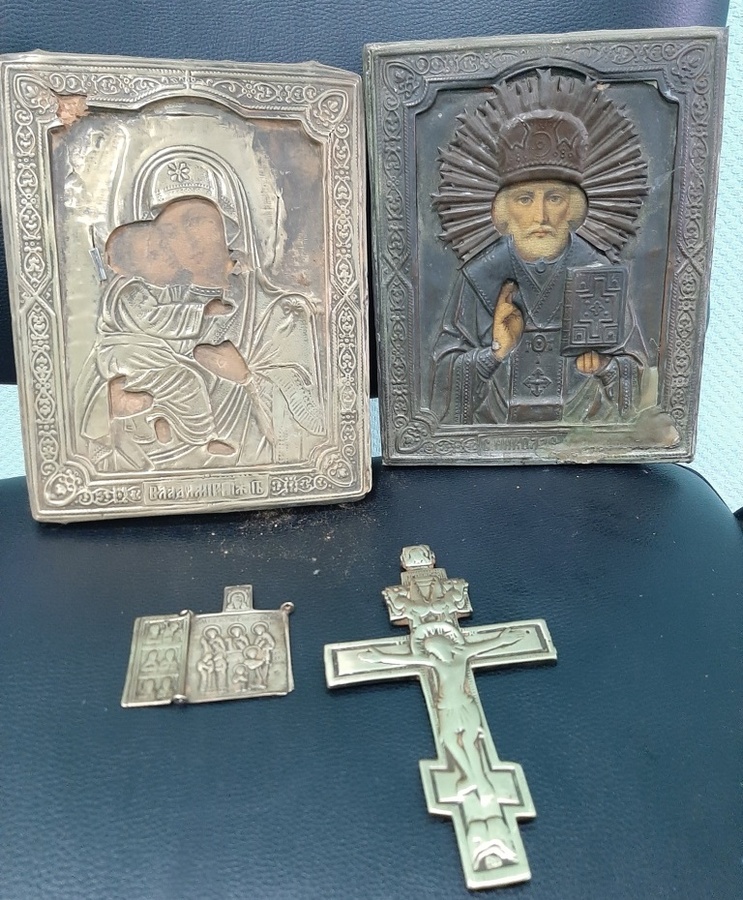 Крест, четыре иконы и мобильник украли у жителя Лысковского района - фото 1